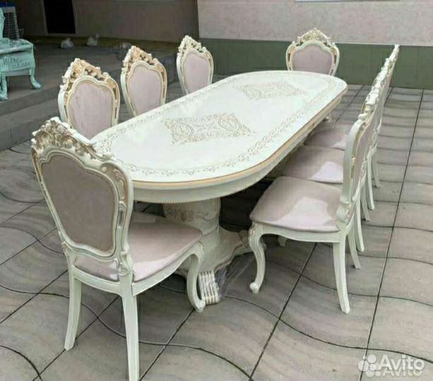 Стол и стулья