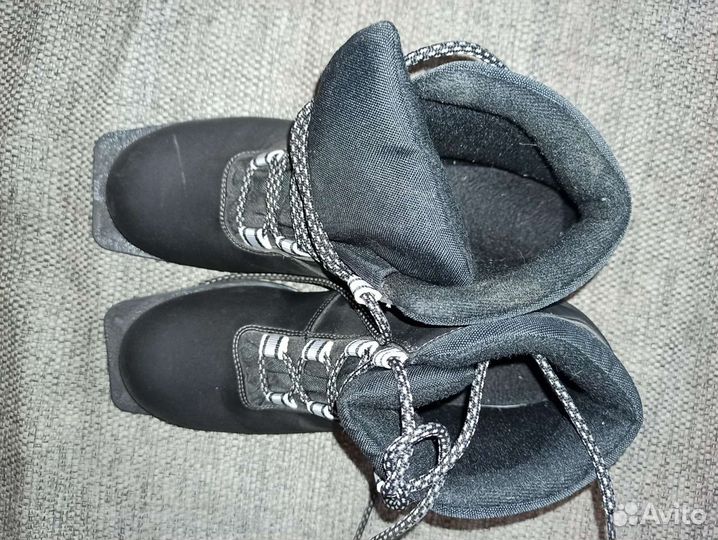 Лыжные ботинки и лыжи