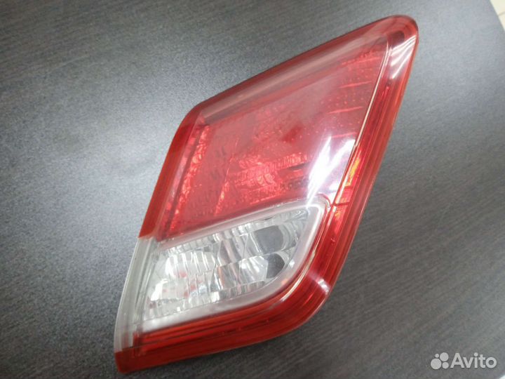 Фонарь на крышке багажника правый Toyota Camry v40