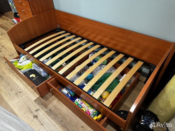 Кровать односпальная с матрасом