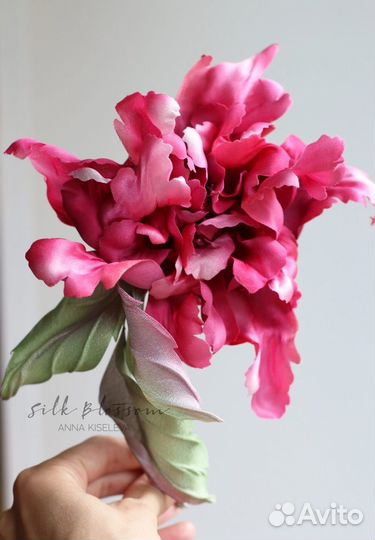 Брошь роза из шелка Roger Lambelin