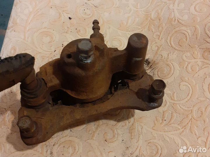 Тойота Хайлэндер 2005г., суппорт тормозной левый