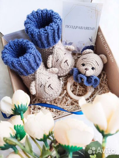 Вязаные пинетки и буковый грызунок в коробочке