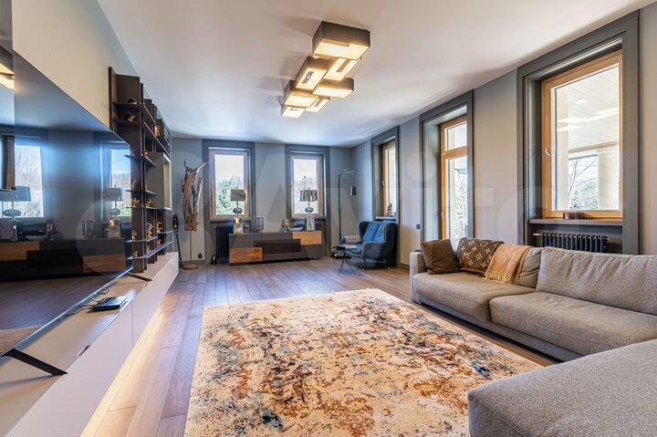 Дом 396 м² на участке 12,6 сот.