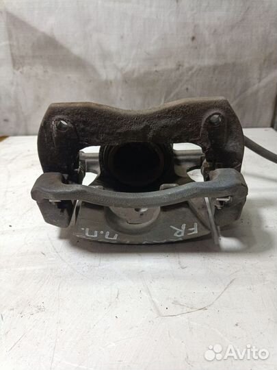 Суппорт передний правый Toyota RAV4 40