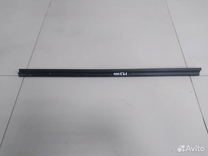 Уплотнитель стекла двери Skoda Rapid 2012-2020