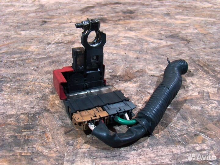 Nissan Note E11 Блок предохранителей на клемму