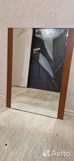 Зеркало в ванную со стеклянной полочкой