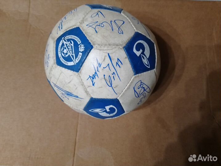 Мяч с подписями футболистов. Футбольный клуб зенит