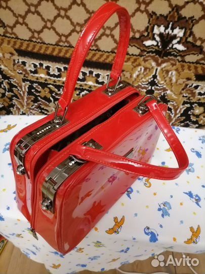 Красная лакированная сумочка