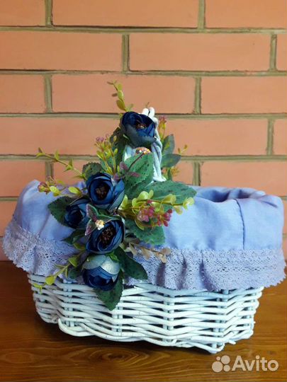 Подарочная пасхальная корзина из ивы