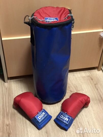 Боксерская груша и перчатки