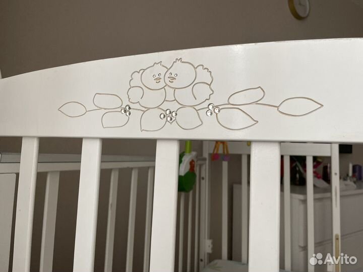 Детская кроватка с маятником