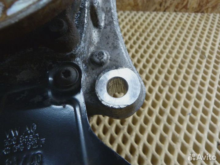 Кулак поворотный передний правый VW Passat B7 2011-2015 (3C0407254F)