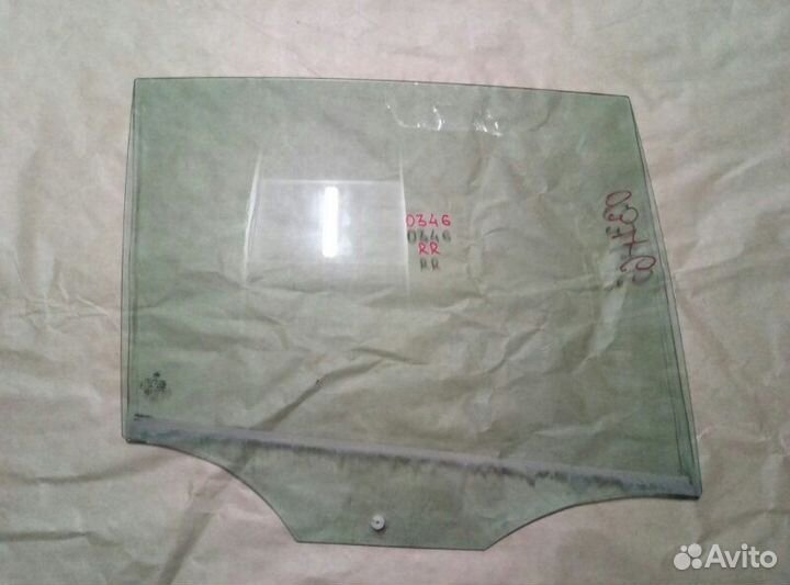 Стекло двери заднее правое Volkswagen Golf 5K1