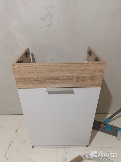 Кондиционер мобильный и тумба под раковину