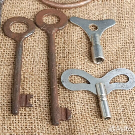 Ключи: старинные, от часов, сейфа. Цена за всё