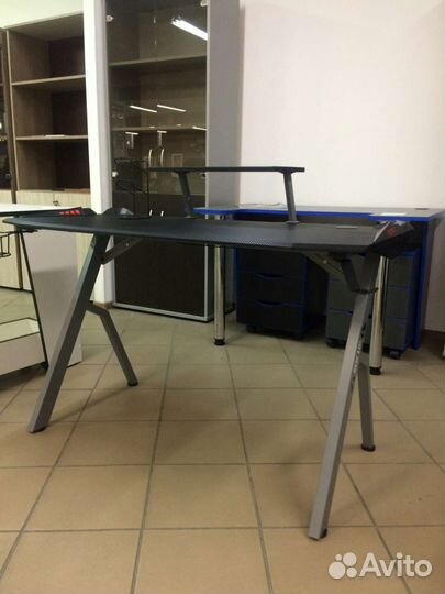 Стол компьютерный игровой