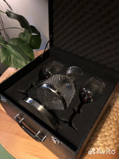 Декантер для вина и 2 бокала в подарочном кейсе