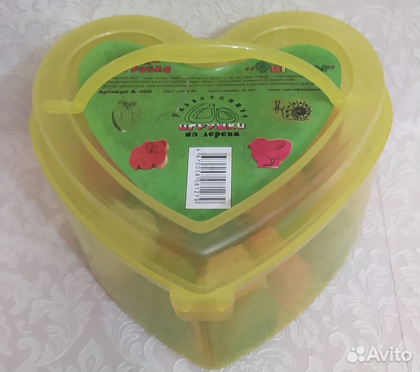 Пакетом игрушки для девочки