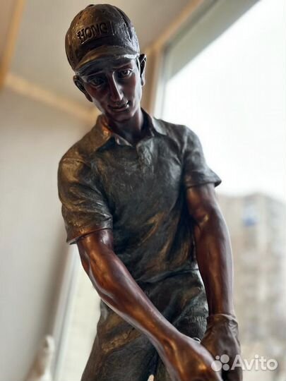 Бронзовая статуя 