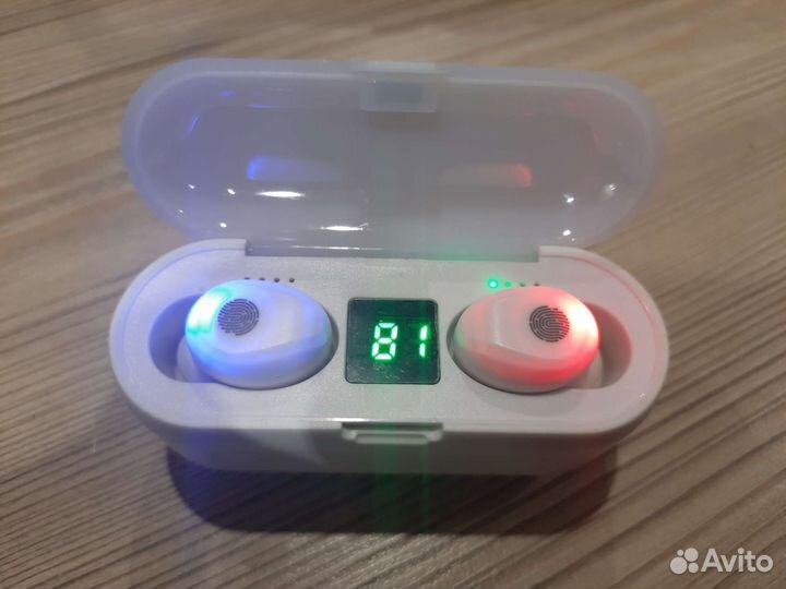 Наушник блютуз с табло заряда
