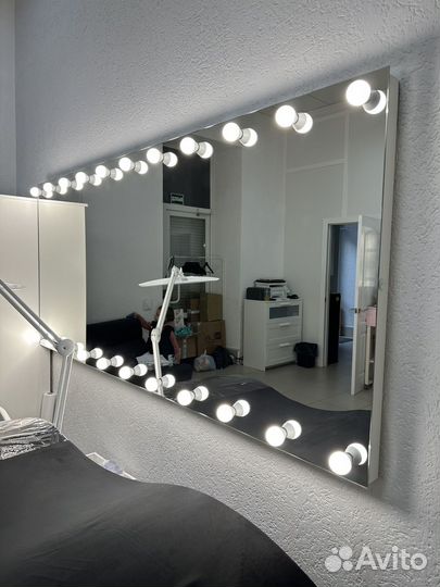 Гримерное зеркало с лампочками