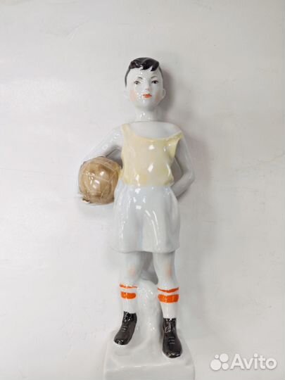 Футболист Мальчик. лфз. Фарфор. СССР