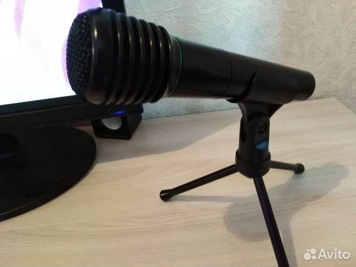 Тринога для микрофона