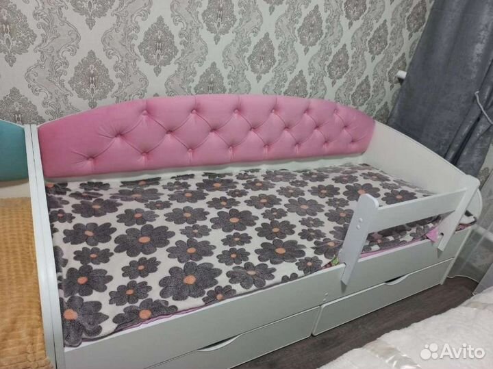 Детская кровать с мягкой спинкой
