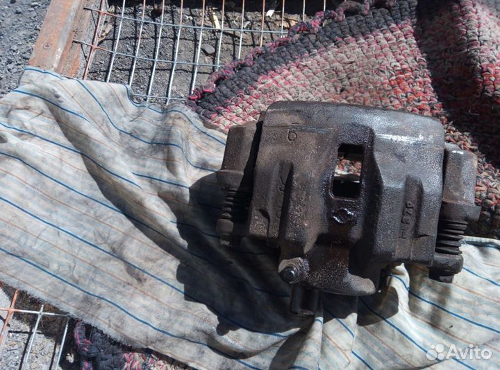 Суппорт передний правый Nissan Atlas