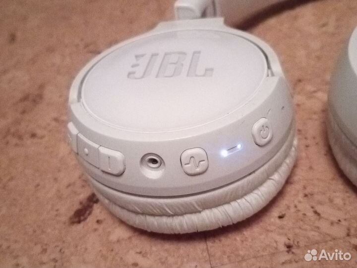 Беспроводные наушники JBL 600 btnc