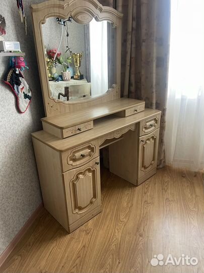 Трюмо с зеркалом бу в отличном состоянии