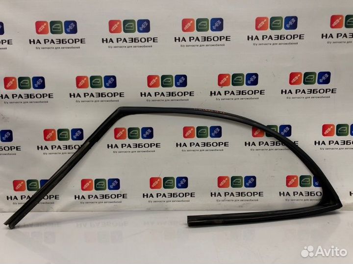 Уплотнительная резинка стекла двери передняя левая