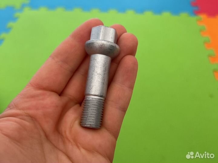 Болт для колеса mercedes