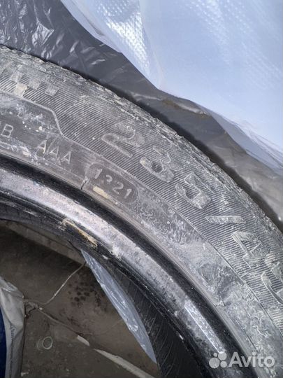 Royal Black Royal Performance 235/45 R17