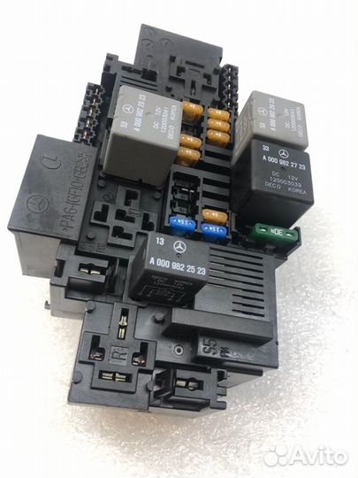 Блок предохранителей под капот Mercedes-Benz Glc