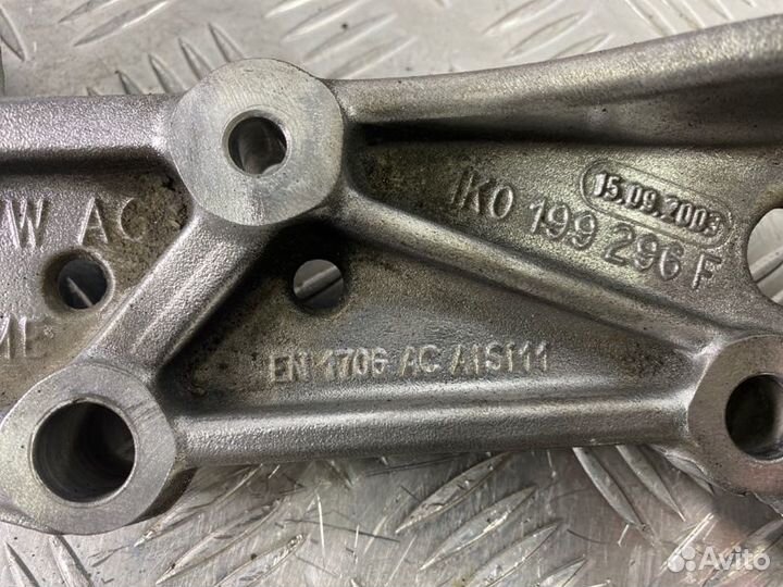 Кронштейн рычага передний правый Volkswagen Golf