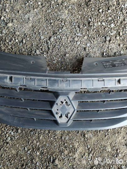 Решётка радиатора на Renault Logan