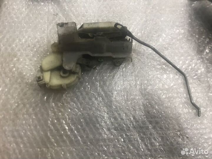 Замок двери передний правый Mitsubishi Galant EA1