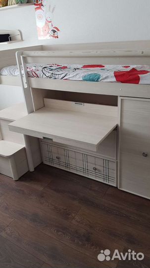Детская кровать чердак со столом