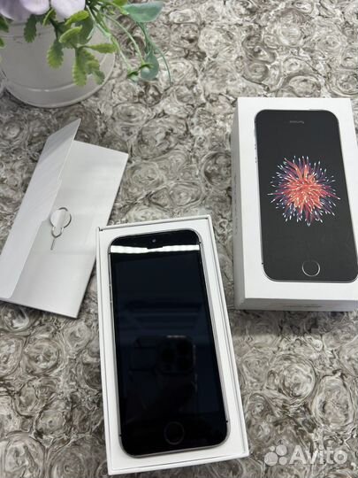 Продам iPhone SE 16 Gb
