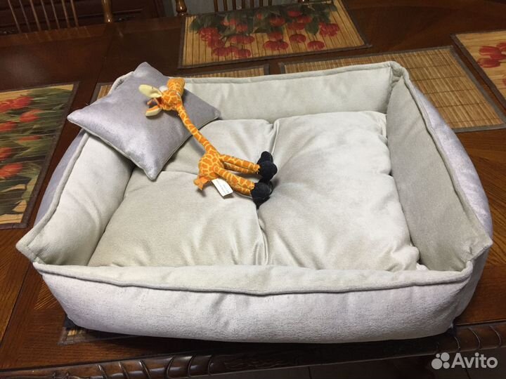 Лежанка, переноска, костюм, когтеточка