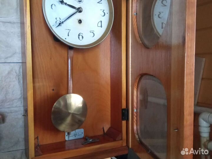 Настенные часы с маятником