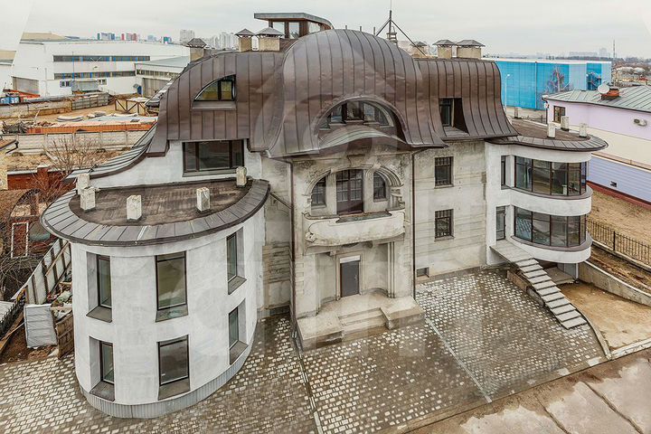 Коттедж 695 м² на участке 7 сот.