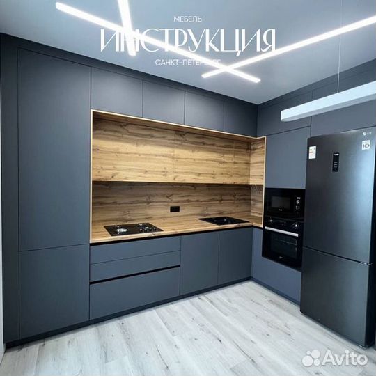 Угловая кухня на заказ с витриной