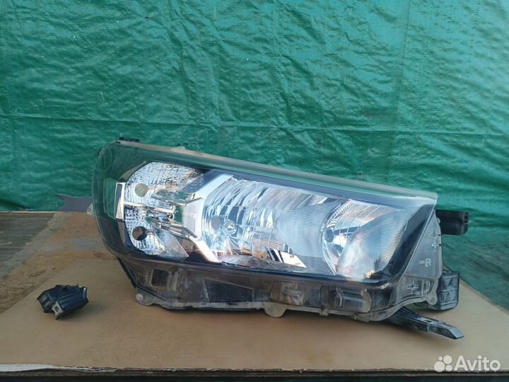 Фара правая галогеновая для Toyota Hilux 2021 г