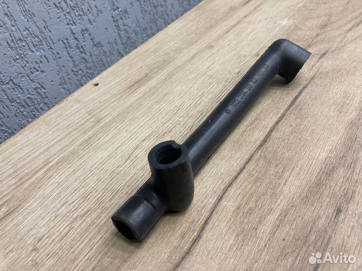 Новый патрубок вентиляции картера Mercedes M102