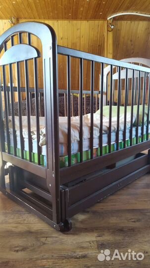 Детская деревянная кроватка с маятником