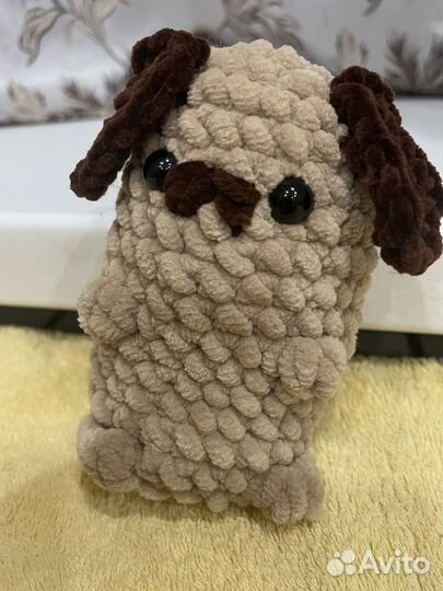 Игрушка вязаная собачка мопс